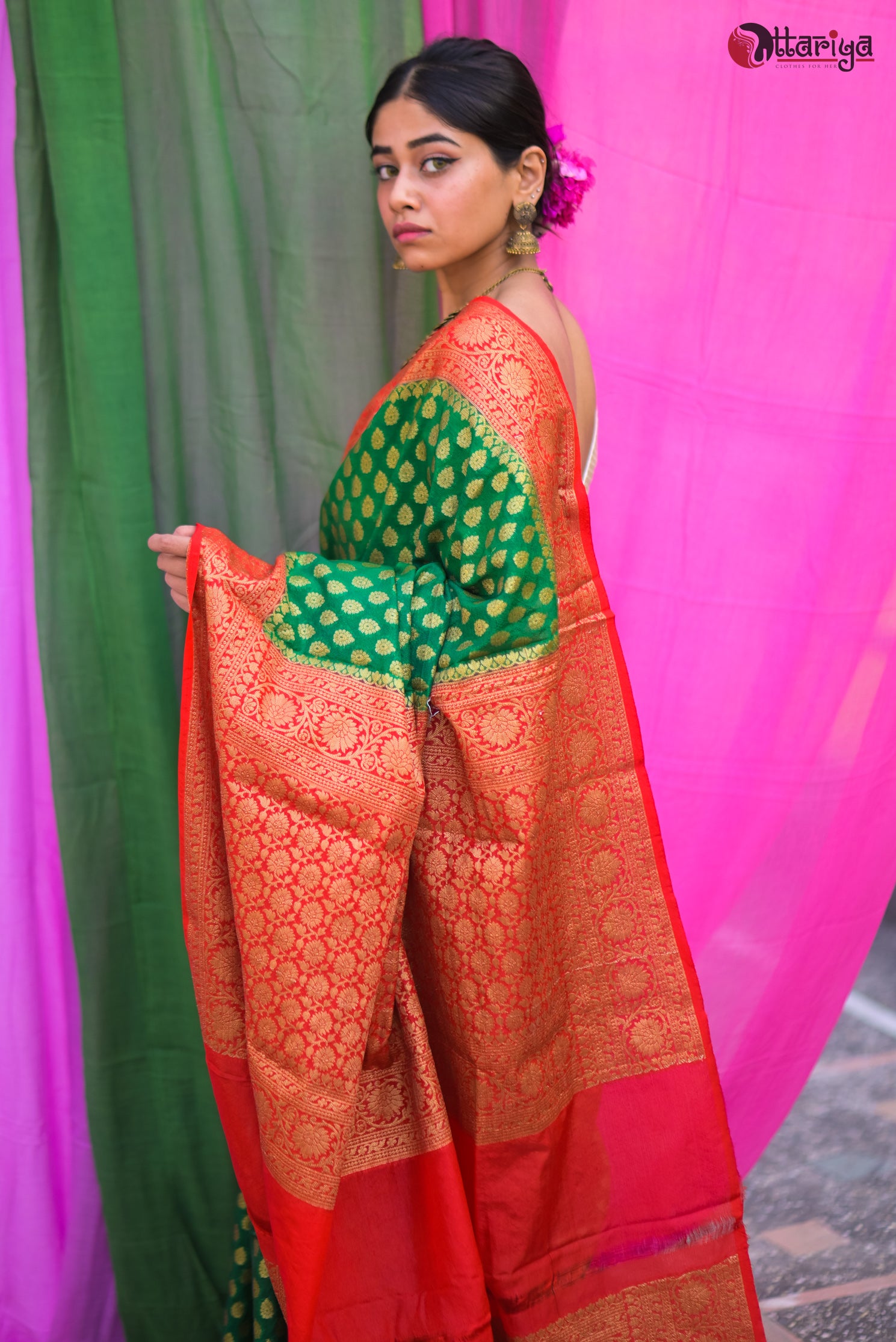 Green Red Banarasi Saree - Uttariya