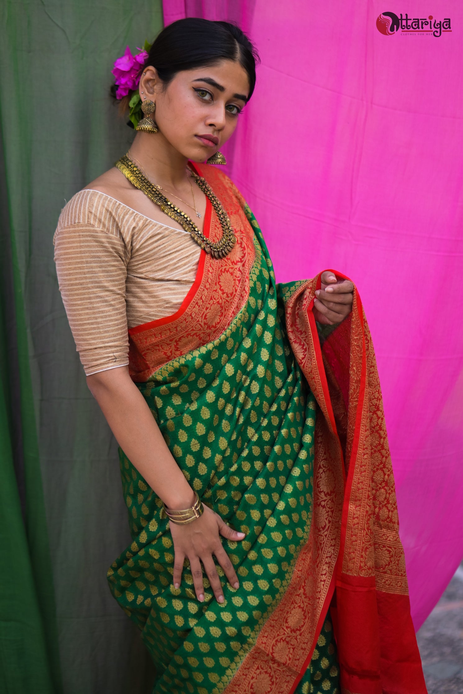Green Red Banarasi Saree - Uttariya