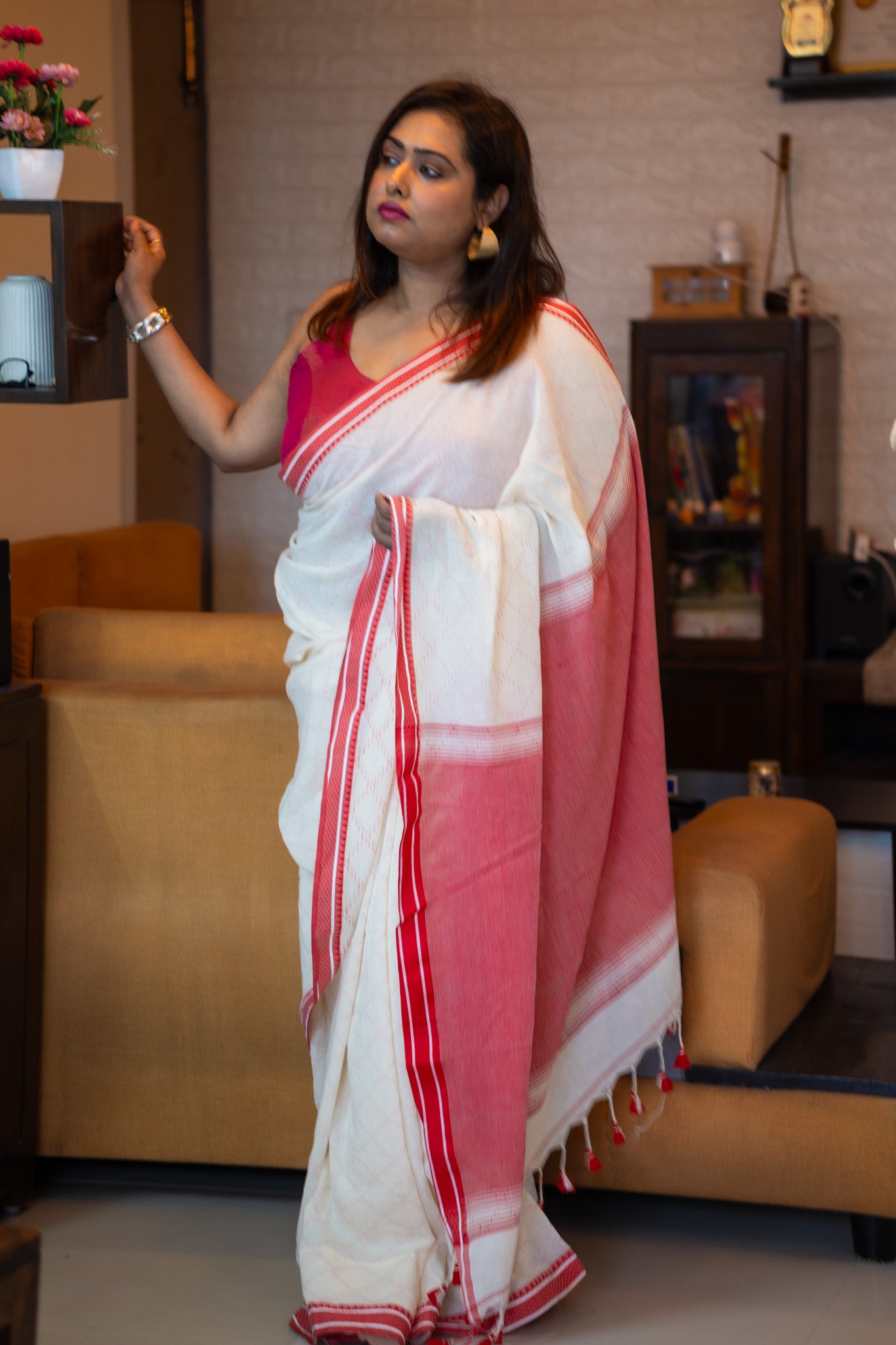 Lal Sada Bunon Saree