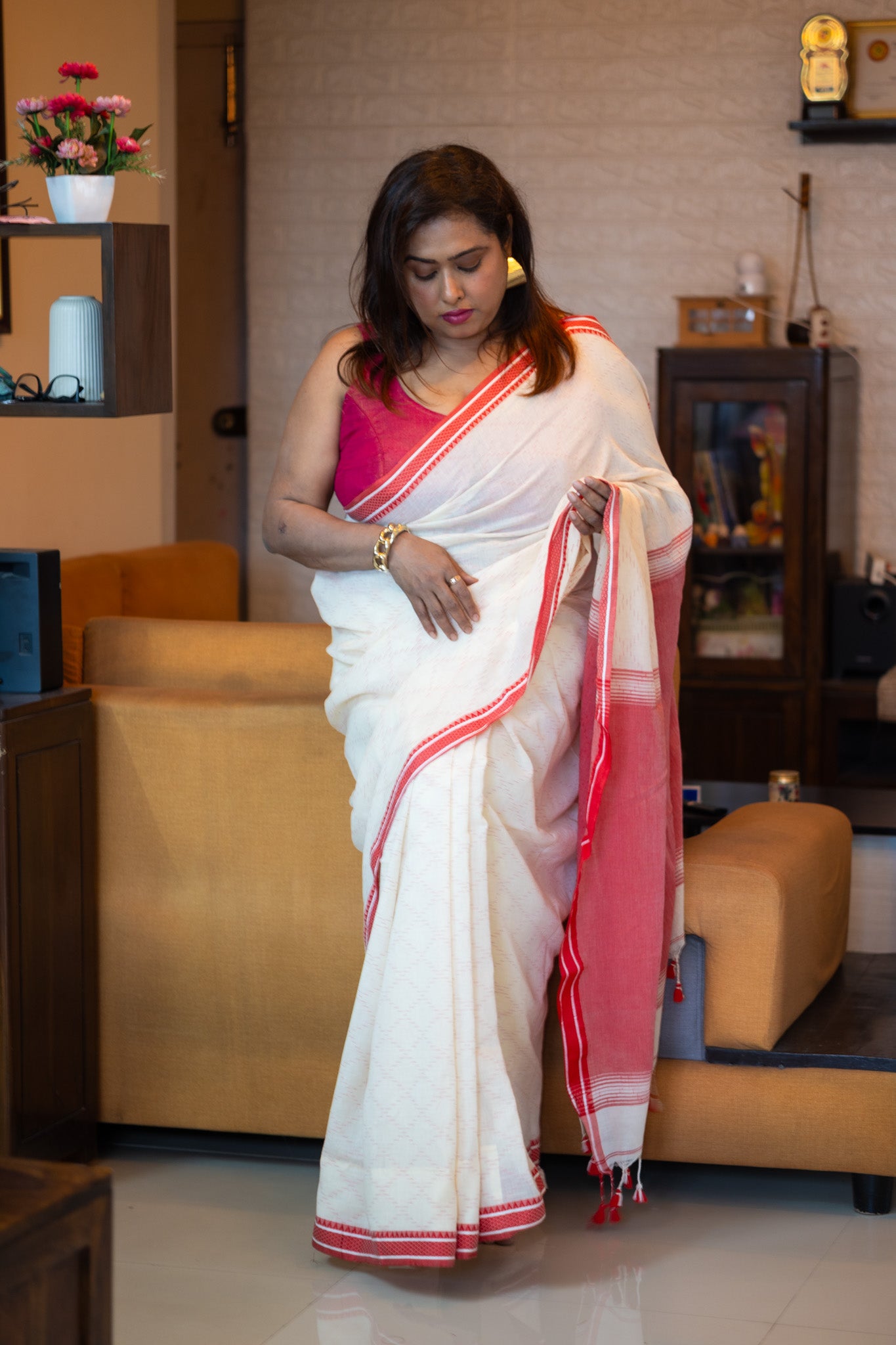 Lal Sada Bunon Saree - Uttariya
