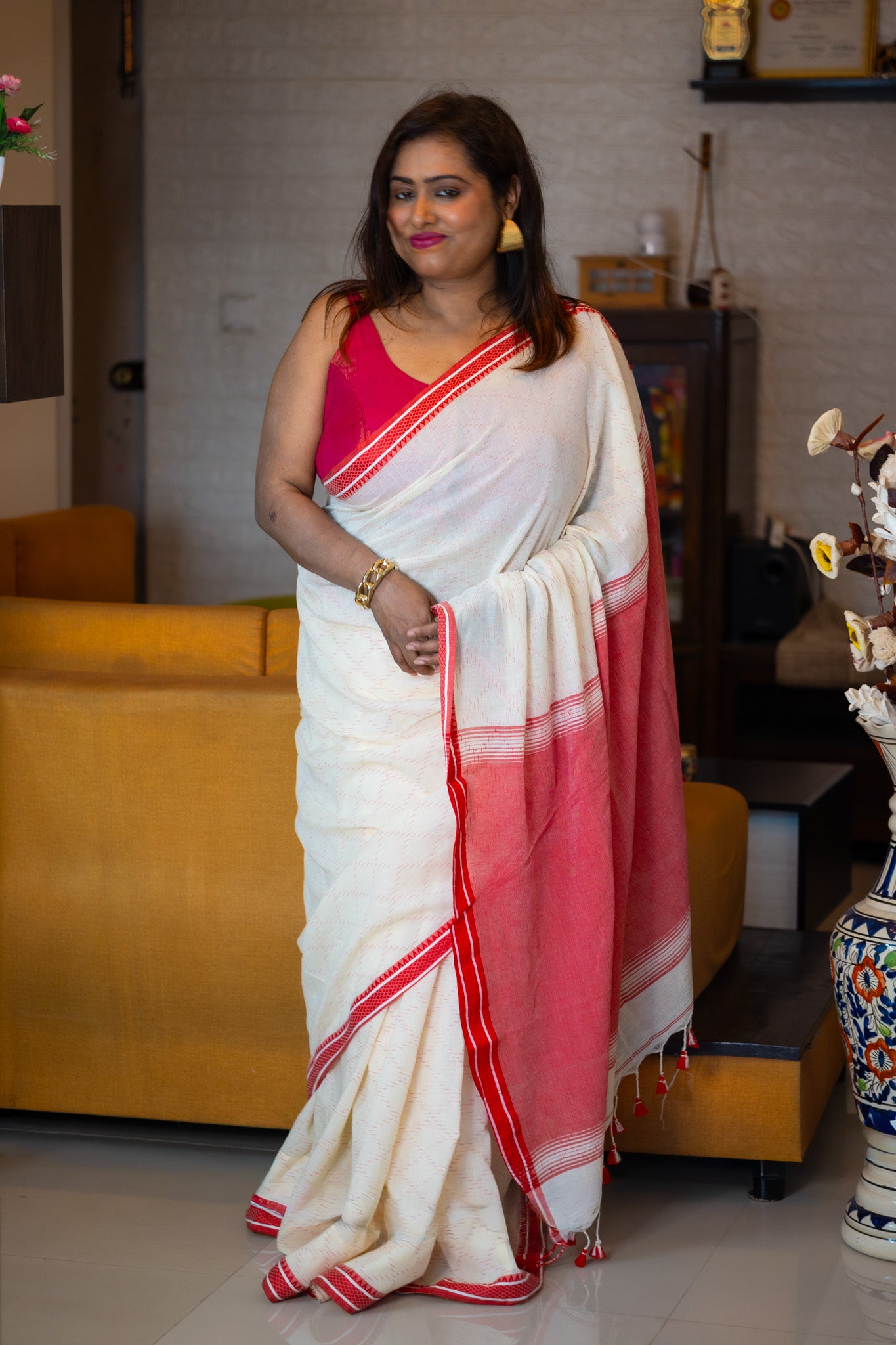 Lal Sada Bunon Saree