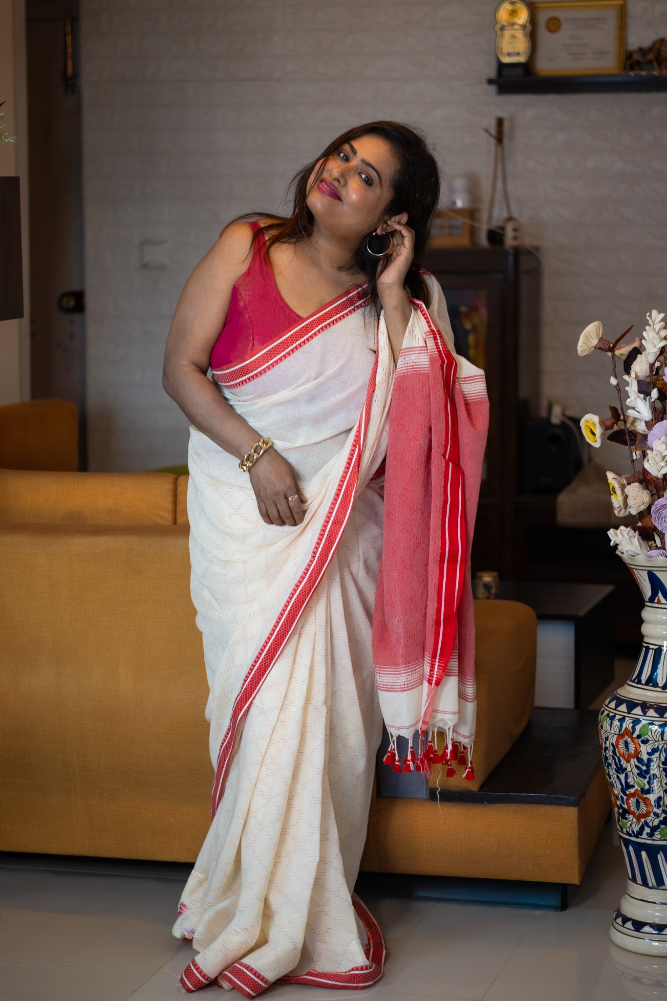 Lal Sada Bunon Saree