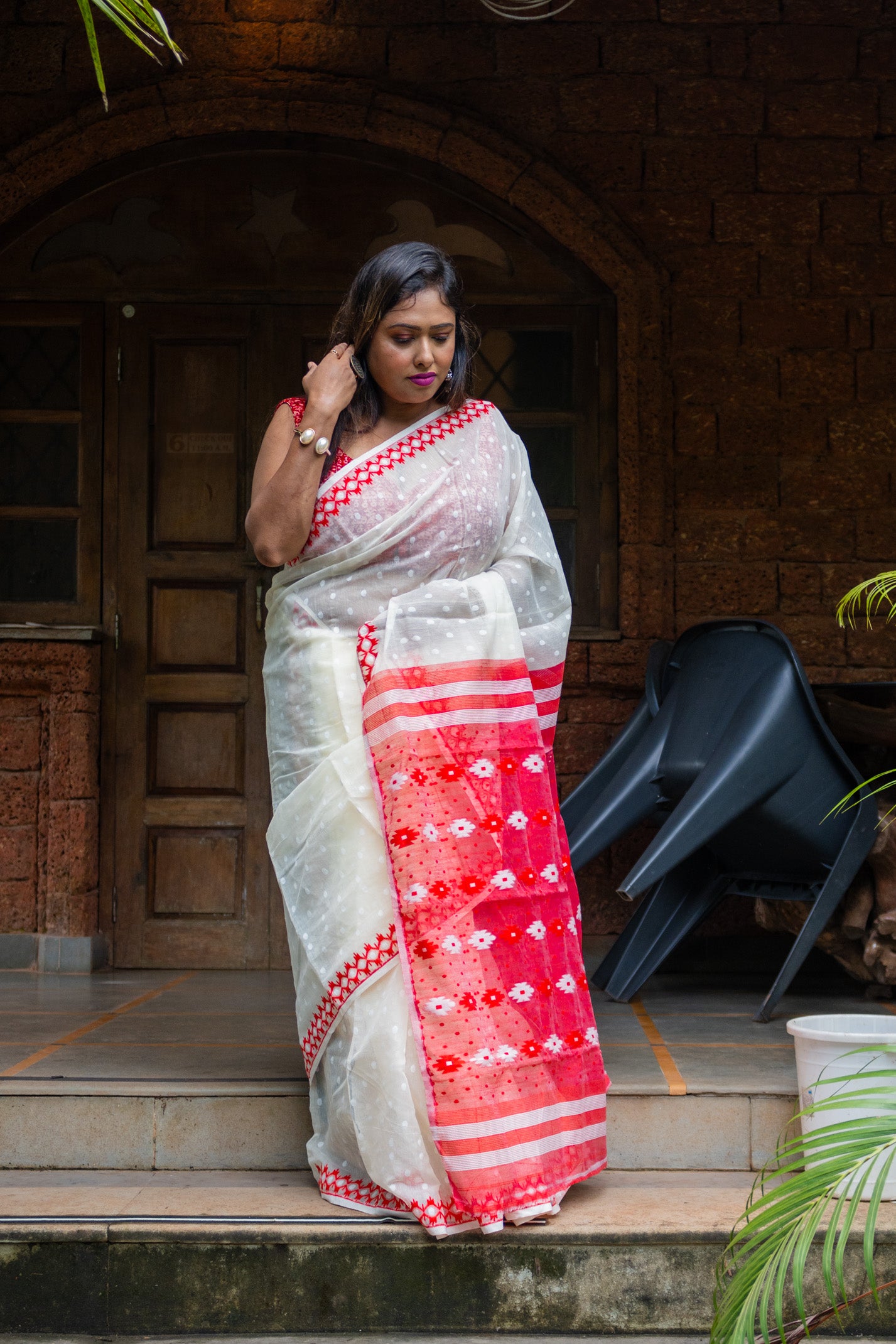 Jamdani in White red Saree