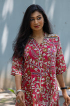 Vanamaala Kalamkari kurta — portrait shot showing V-neckline and button placket detail