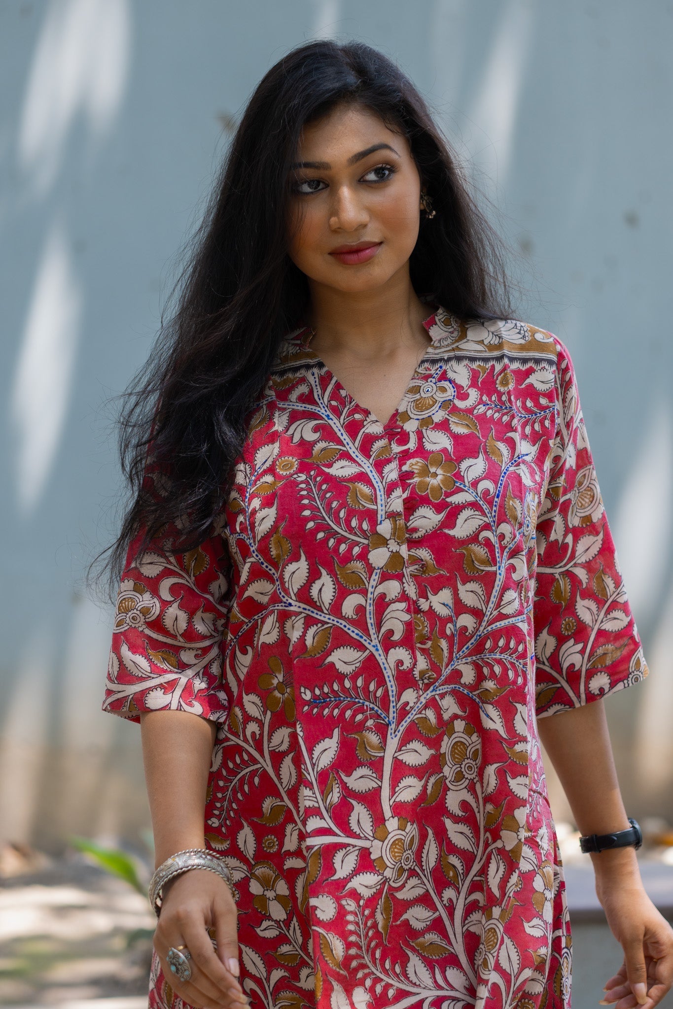 Vanamaala Kalamkari kurta — portrait shot showing V-neckline and button placket detail