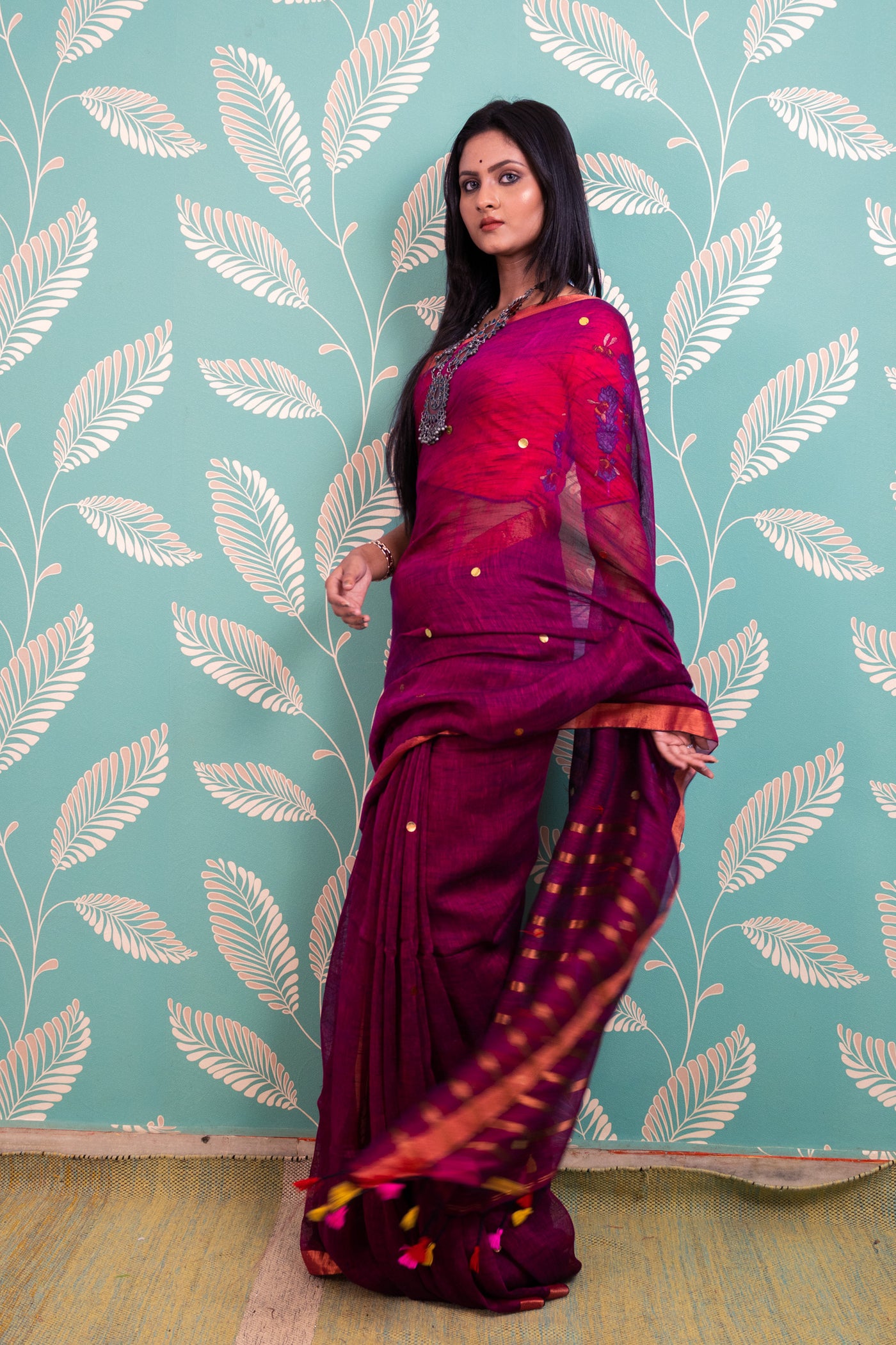 Magenta Bindii Linen Saree - Uttariya