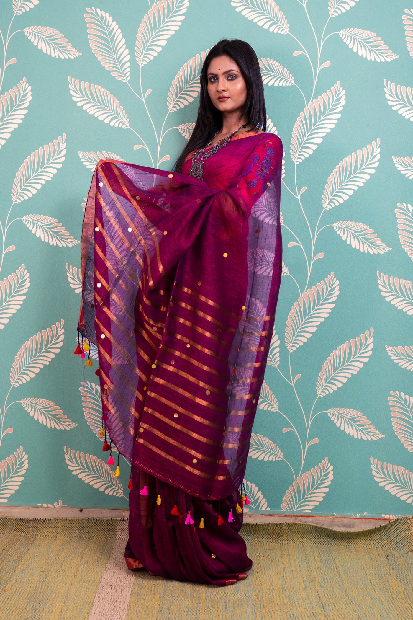 Magenta Bindii Linen Saree - Uttariya