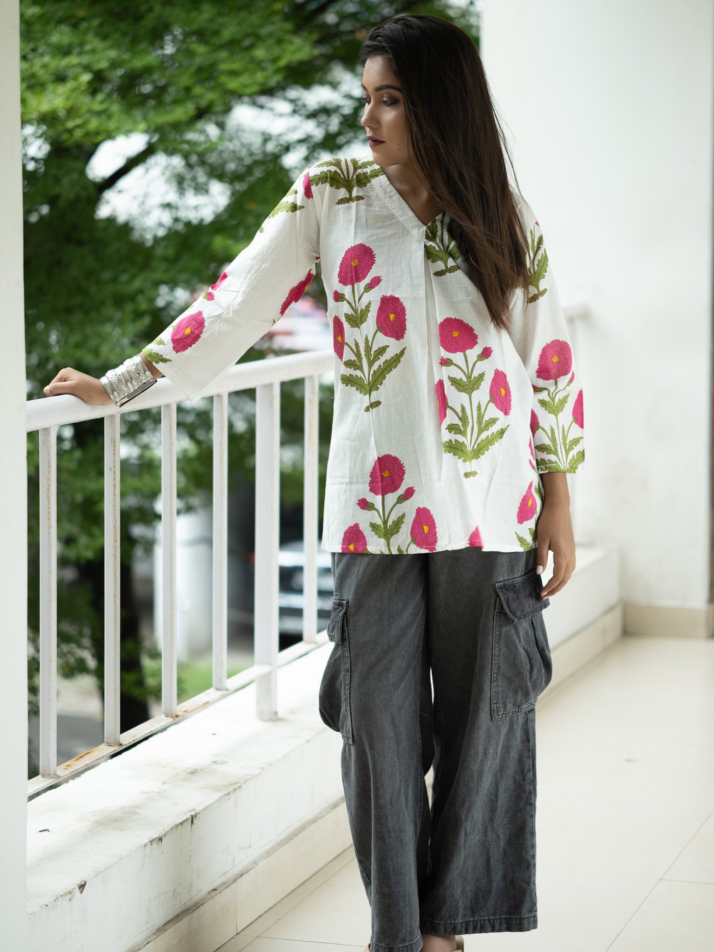 White Handloom Cotton Floral Kurta - Uttariya