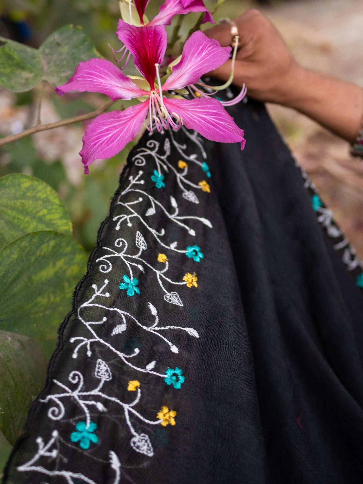 Black Garden On The Needle Embroidered Cotton Saree - Uttariya