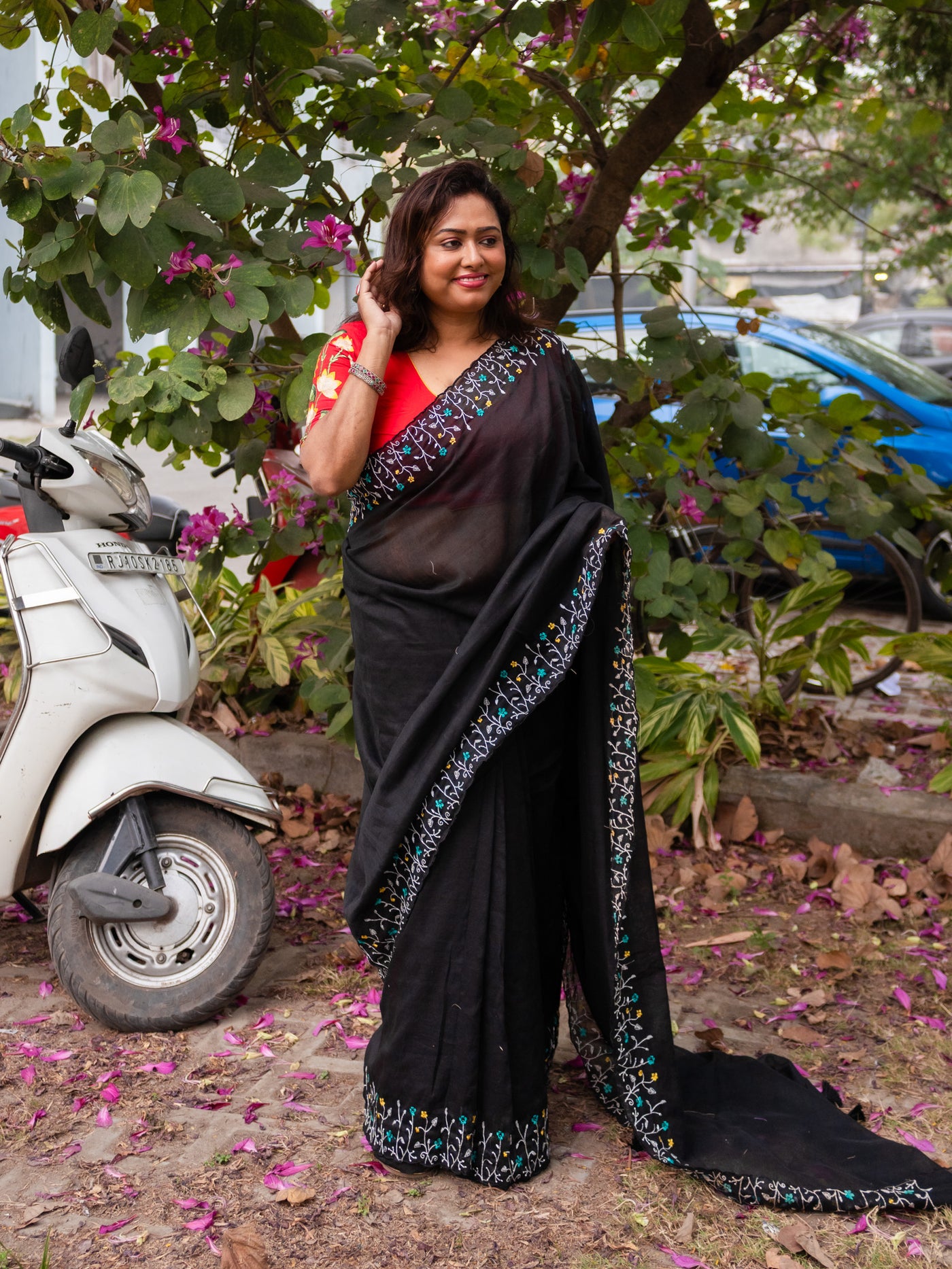 Black Garden On The Needle Embroidered Cotton Saree - Uttariya