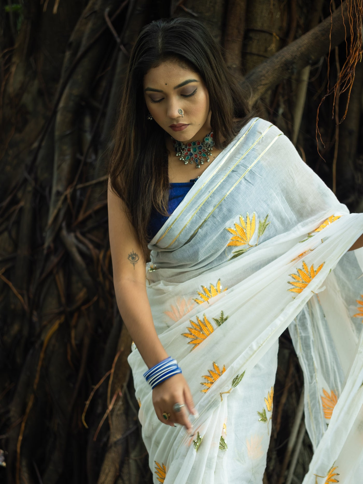 White Handloom Cotton Saree with Floral Embroidery - Uttariya