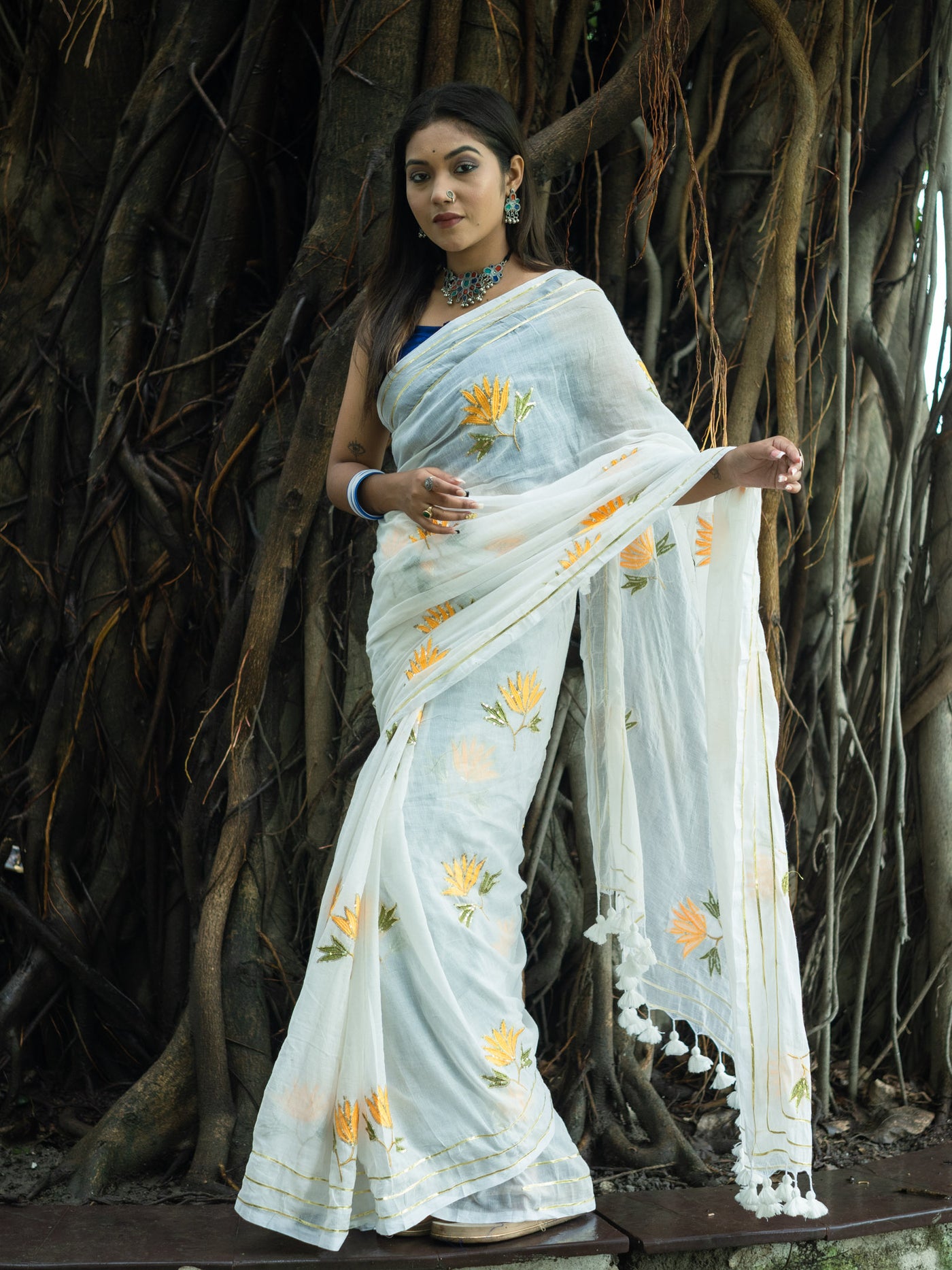 White Handloom Cotton Saree with Floral Embroidery - Uttariya