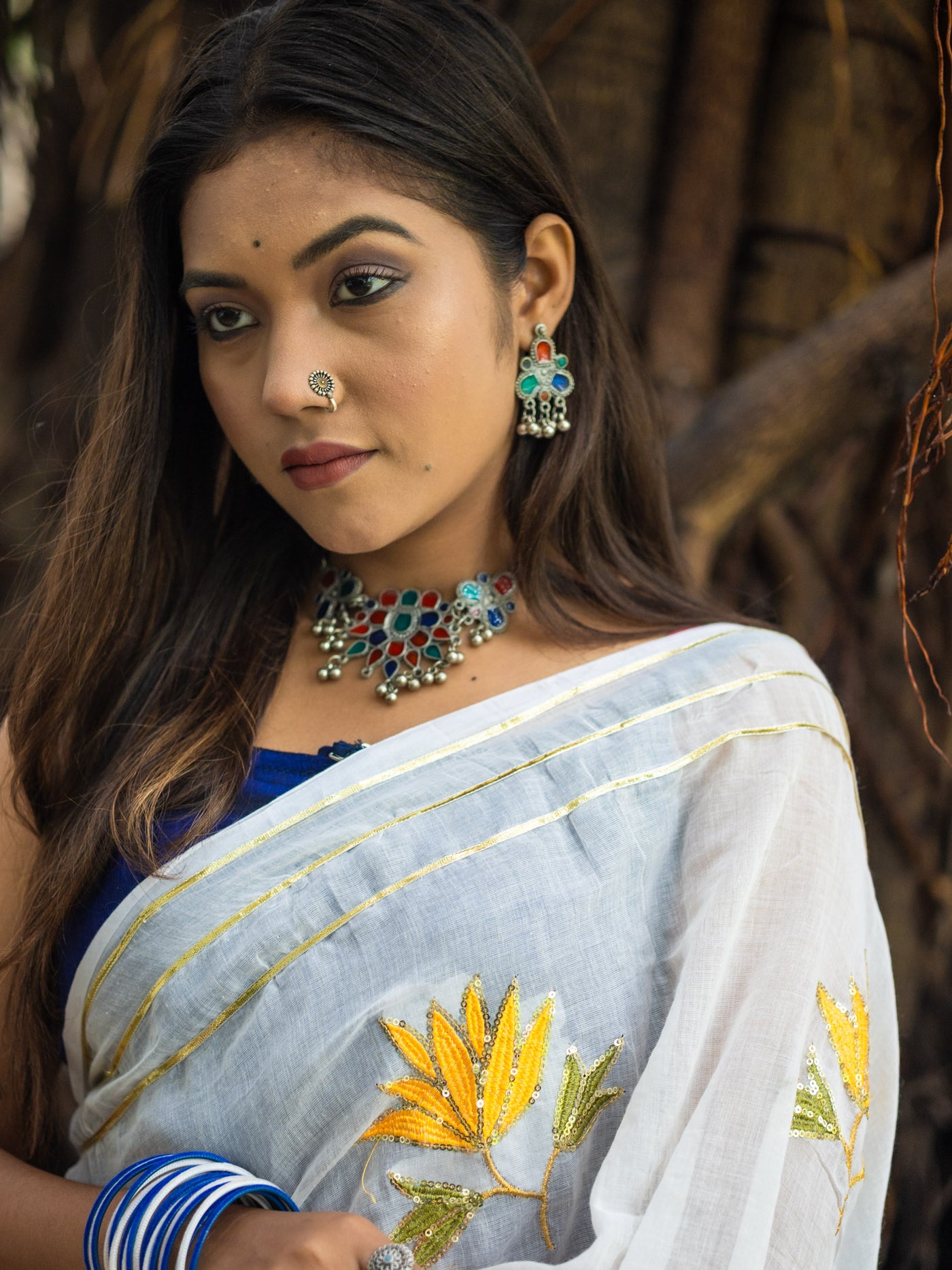 White Handloom Cotton Saree with Floral Embroidery - Uttariya