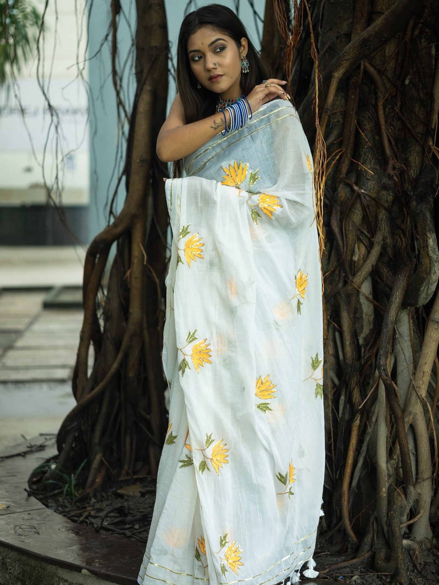 White Handloom Cotton Saree with Floral Embroidery - Uttariya