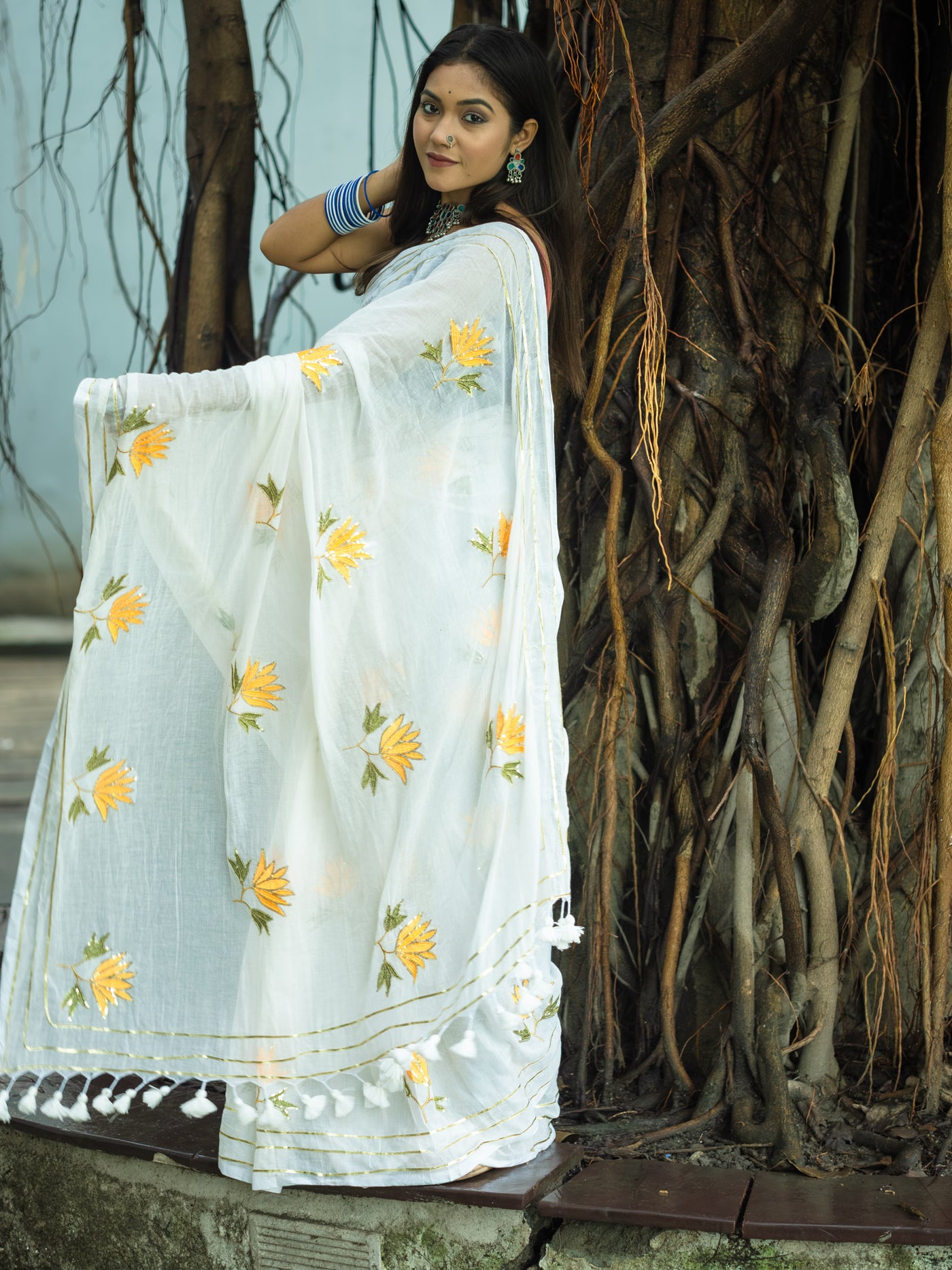 White Handloom Cotton Saree with Floral Embroidery - Uttariya
