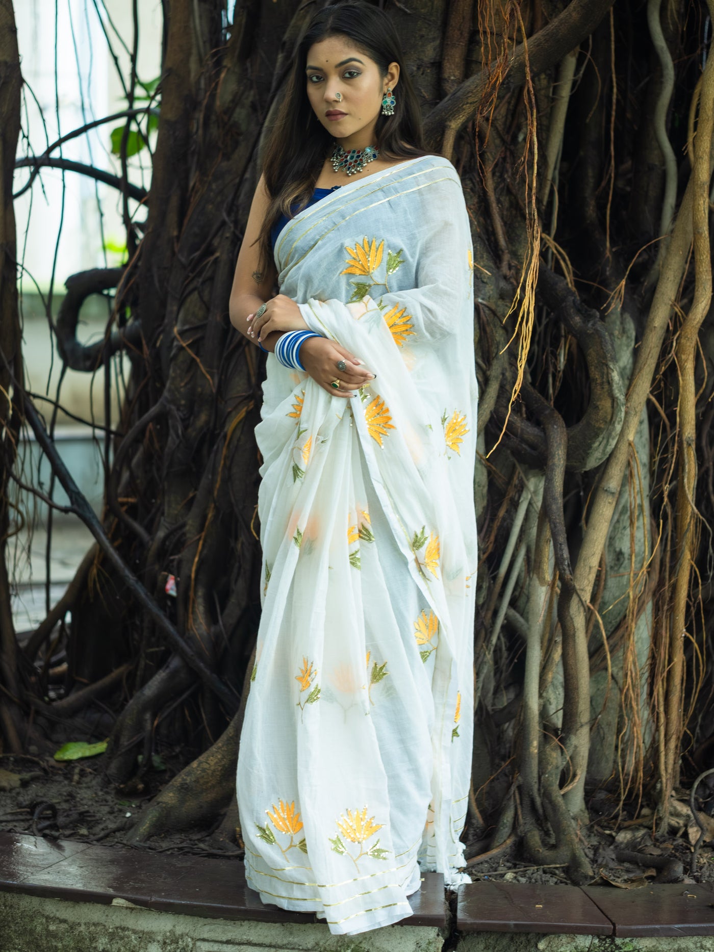 White Handloom Cotton Saree with Floral Embroidery - Uttariya